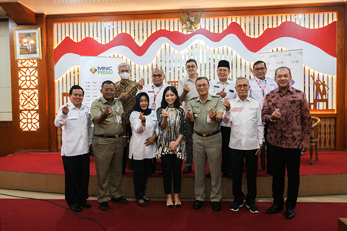 Serah terima bantuan dana bulanan PMI di Kantor Wali Kota Jakarta Pusat, Senin (22/8/2022).