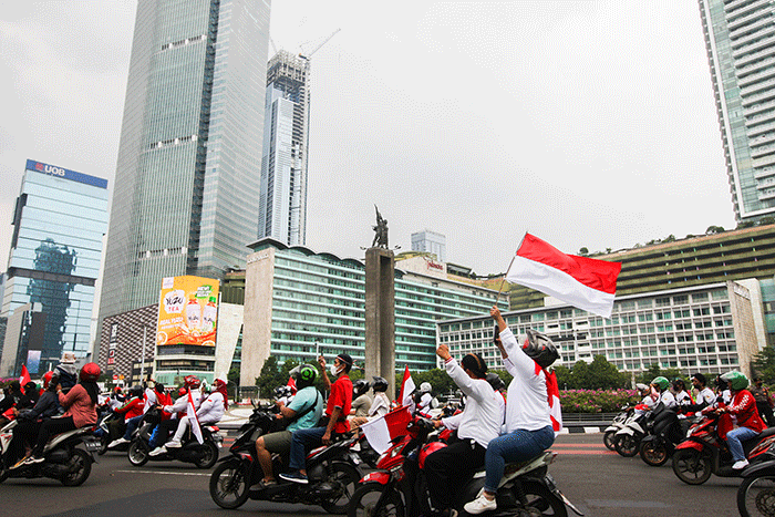 Ribuan masyarakat saat melakukan konvoi parade merah putih di Jakarta, Minggu (21/8/2022).