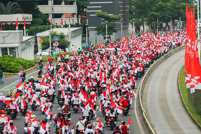 Ribuan masyarakat saat melakukan konvoi parade merah putih di Jakarta, Minggu (21/8/2022).