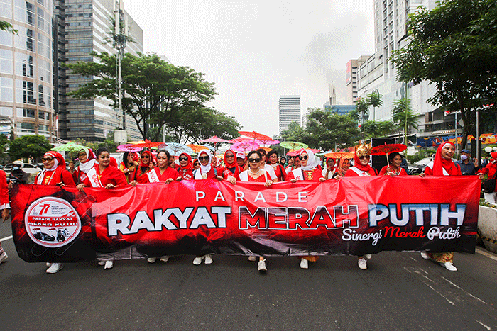 Ribuan masyarakat saat melakukan konvoi parade merah putih di Jakarta, Minggu (21/8/2022).