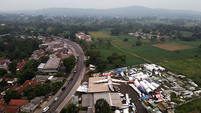 Foto drone penampakan bangkai pesawat terbang tergeletak di sebuah tanah lapang di kawasan Kemang, Kabupaten Bogor, Jawa Barat, Senin (22/8/2022).