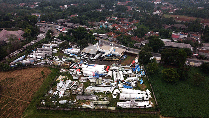 Foto drone penampakan bangkai pesawat terbang tergeletak di sebuah tanah lapang di kawasan Kemang, Kabupaten Bogor, Jawa Barat, Senin (22/8/2022).