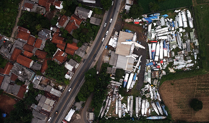 Foto drone penampakan bangkai pesawat terbang tergeletak di sebuah tanah lapang di kawasan Kemang, Kabupaten Bogor, Jawa Barat, Senin (22/8/2022).