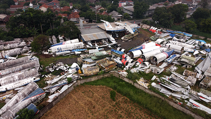 Foto drone penampakan bangkai pesawat terbang tergeletak di sebuah tanah lapang di kawasan Kemang, Kabupaten Bogor, Jawa Barat, Senin (22/8/2022).