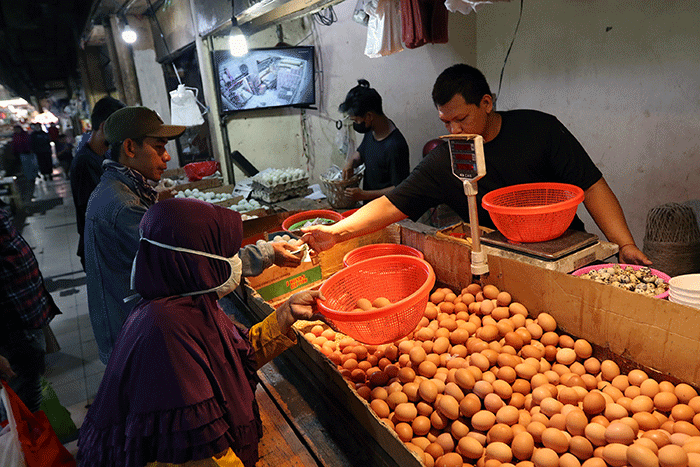 Pedagang menata telur ayam di Jakarta, Senin (22/8/2022).