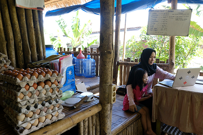 Pekerja mengumpulkan telur di sentra peternakan ayam petelur omega3 di Ella's Farm Ellabayao, Kabupaten Gowa, Minggu (21/8/2022).