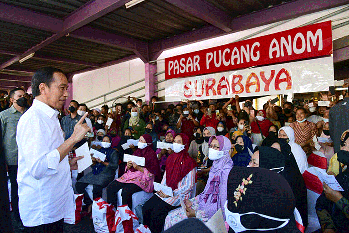 Mengawali rangkaian kunjungan kerja di Provinsi Jawa Timur, Presiden Joko Widodo didampingi Ibu Iriana Joko Widodo mengunjungi Pasar Pucang Anom.