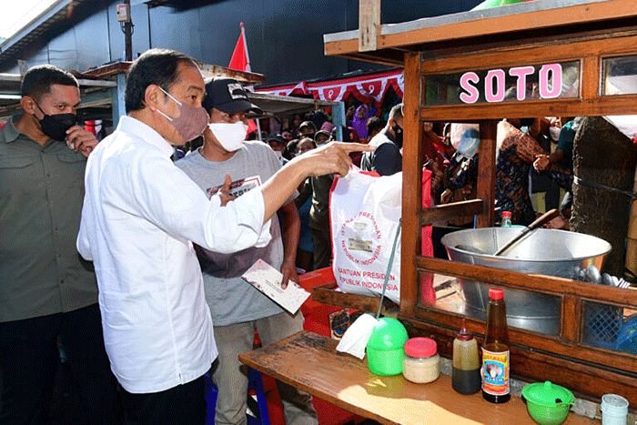 Mengawali rangkaian kunjungan kerja di Provinsi Jawa Timur, Presiden Joko Widodo didampingi Ibu Iriana Joko Widodo mengunjungi Pasar Pucang Anom.