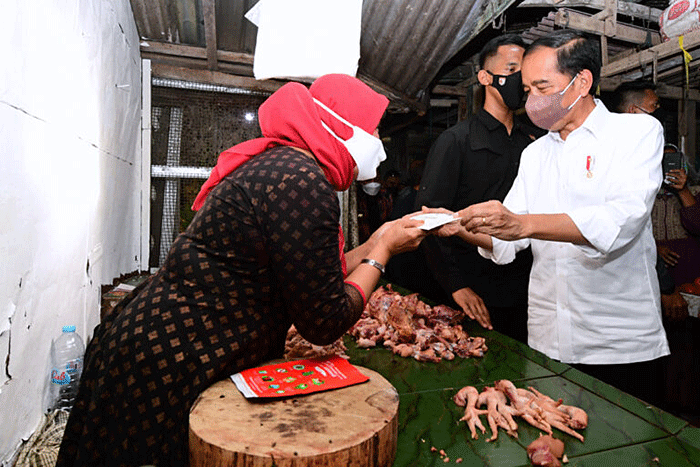 Mengawali rangkaian kunjungan kerja di Provinsi Jawa Timur, Presiden Joko Widodo didampingi Ibu Iriana Joko Widodo mengunjungi Pasar Pucang Anom.