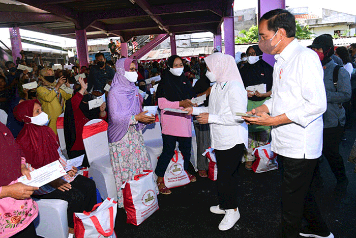 Mengawali rangkaian kunjungan kerja di Provinsi Jawa Timur, Presiden Joko Widodo didampingi Ibu Iriana Joko Widodo mengunjungi Pasar Pucang Anom.
