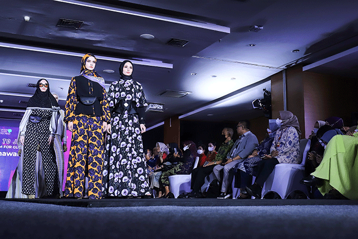 Sejumlah model meragakan busana di catwalk dalam parade roadshow Jakarta Muslim Fashion Week (JMFW) 2024 di Auditorium Kementerian Perdagangan.