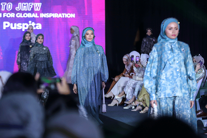 Sejumlah model meragakan busana di catwalk dalam parade roadshow Jakarta Muslim Fashion Week (JMFW) 2024 di Auditorium Kementerian Perdagangan.
