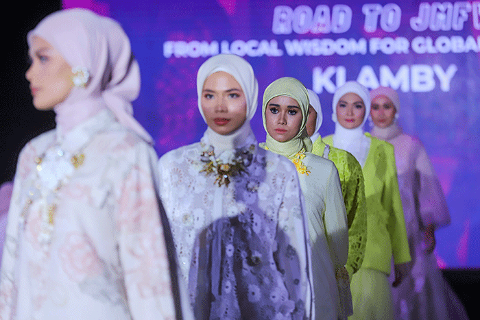 Sejumlah model meragakan busana di catwalk dalam parade roadshow Jakarta Muslim Fashion Week (JMFW) 2024 di Auditorium Kementerian Perdagangan.