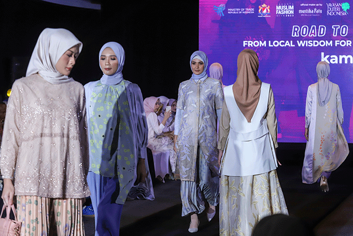 Sejumlah model meragakan busana di catwalk dalam parade roadshow Jakarta Muslim Fashion Week (JMFW) 2024 di Auditorium Kementerian Perdagangan.