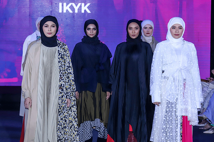 Sejumlah model meragakan busana di catwalk dalam parade roadshow Jakarta Muslim Fashion Week (JMFW) 2024 di Auditorium Kementerian Perdagangan.