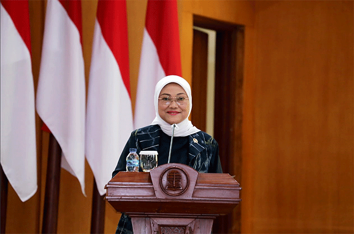 Menaker Ida Fauziyah memberikan sambutannya pada acara Seminar Wisuda Periode II Tahun Akademik 2021-2022 Universitas Terbuka, di Tangerang Selatan.
