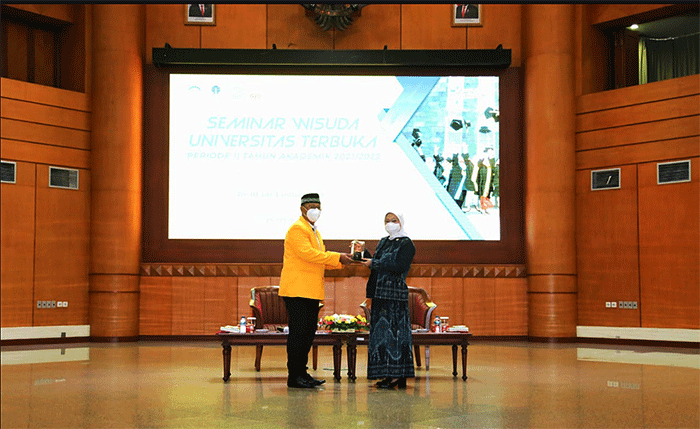 Menaker Ida Fauziyah memberikan sambutannya pada acara Seminar Wisuda Periode II Tahun Akademik 2021-2022 Universitas Terbuka, di Tangerang Selatan.