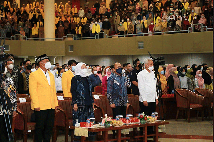 Menaker Ida Fauziyah memberikan sambutannya pada acara Seminar Wisuda Periode II Tahun Akademik 2021-2022 Universitas Terbuka, di Tangerang Selatan.