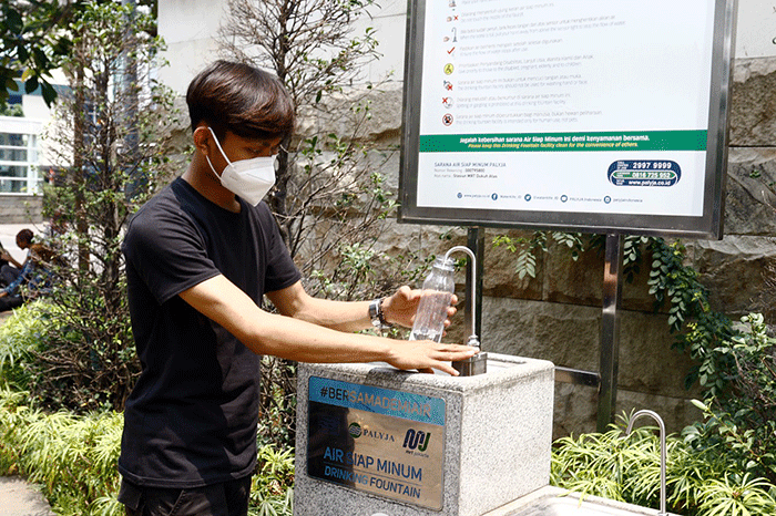 Warga melakukan isi ulang air dari Unit Air Siap Minum (drinking fountain) milik Palyja di Stasiun MRT Dukuh Atas, Jakarta Pusat, Selasa (23/8/2022).