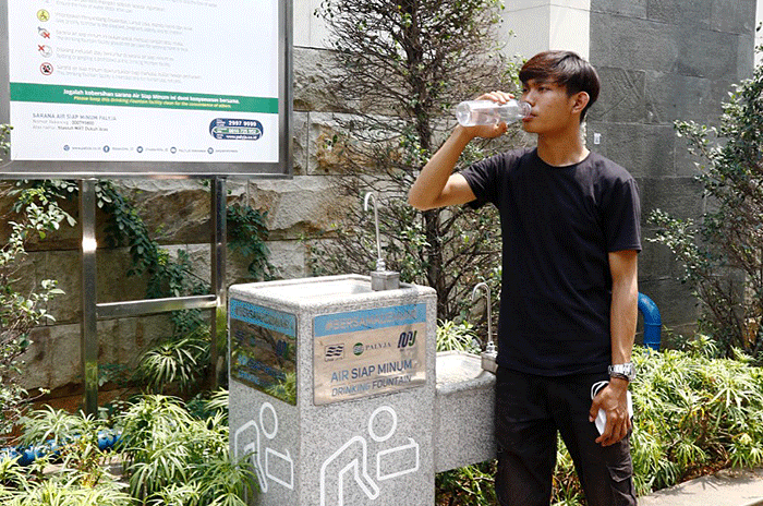 Warga melakukan isi ulang air dari Unit Air Siap Minum (drinking fountain) milik Palyja di Stasiun MRT Dukuh Atas, Jakarta Pusat, Selasa (23/8/2022).