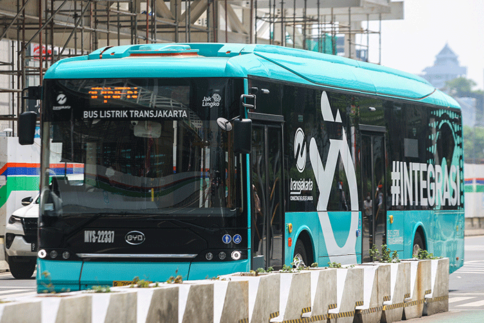 Warga saat menaiki Bus Listrik Transjakarta di Jalan MH Thamrin, Jakarta, Selasa (23/8/2022).