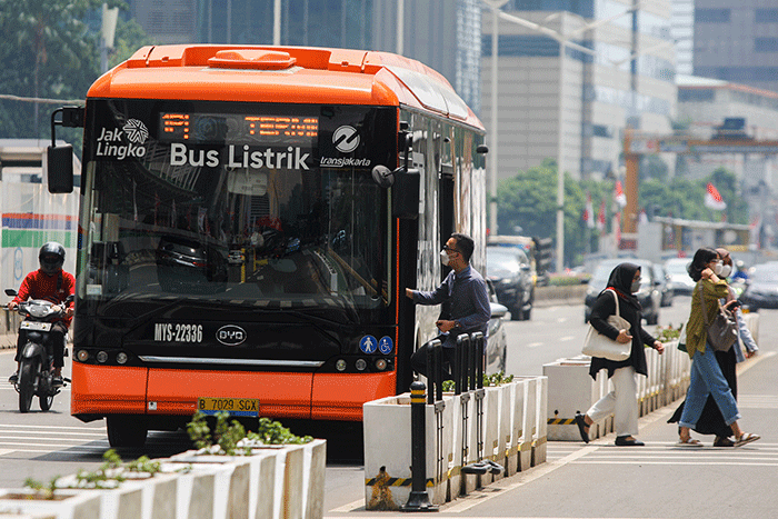 Warga saat menaiki Bus Listrik Transjakarta di Jalan MH Thamrin, Jakarta, Selasa (23/8/2022).