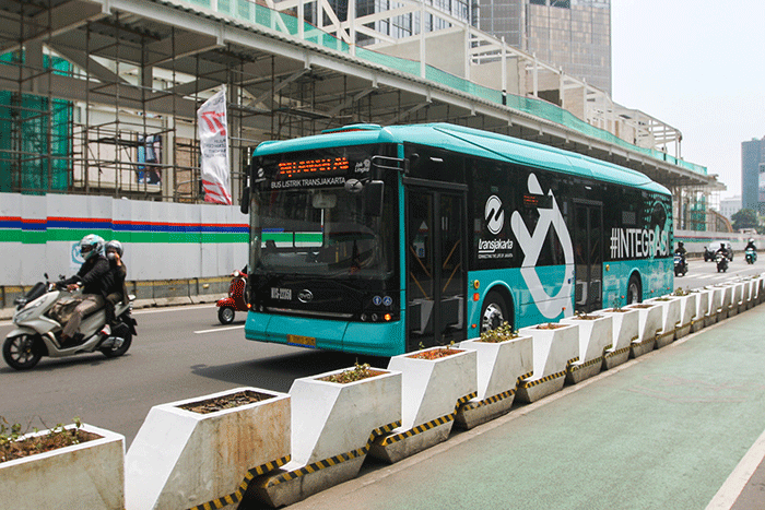 Warga saat menaiki Bus Listrik Transjakarta di Jalan MH Thamrin, Jakarta, Selasa (23/8/2022).