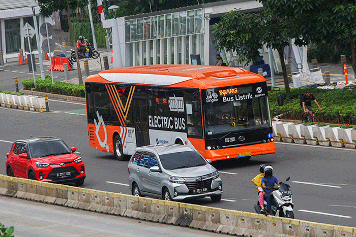 Warga saat menaiki Bus Listrik Transjakarta di Jalan MH Thamrin, Jakarta, Selasa (23/8/2022).