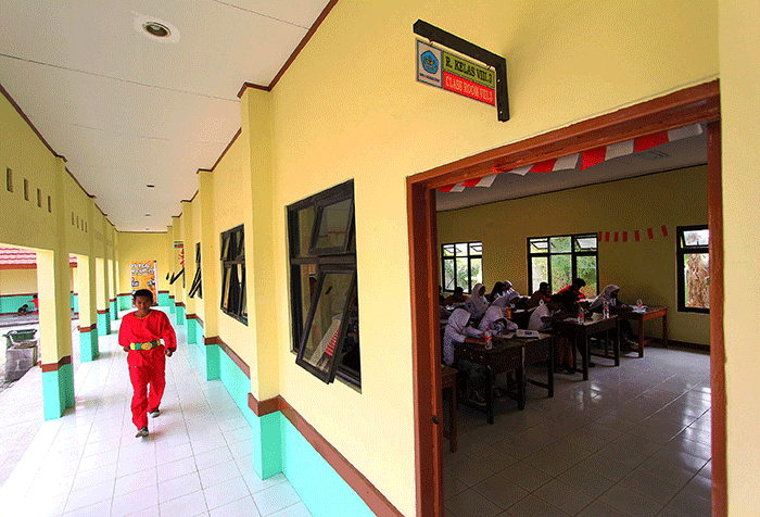 Peresmian dan serah terima renovasi sekolah di SMPN 4 Cikarang Barat, Kabupaten Bekasi, Jawa Barat, Rabu (24/8/2022).