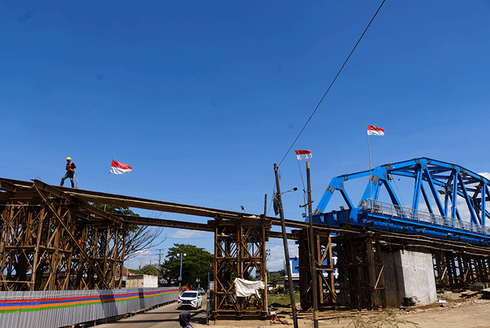 Foto udara proyek jembatan Rel Kereta Api Trans Sulawesi di Kabupaten Maros, Selasa (23/8/2022).