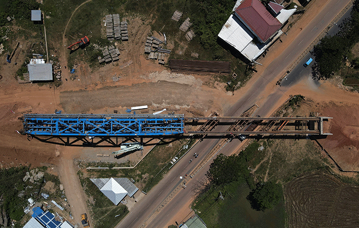 Foto udara proyek jembatan Rel Kereta Api Trans Sulawesi di Kabupaten Maros, Selasa (23/8/2022).