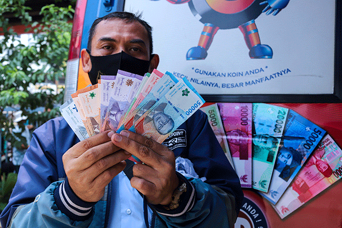 Warga antre untuk menukarkan uang rupiah kertas baru Tahun Emisi (TE) 2022 di Pasar Senen, Jakarta Pusat, Rabu (24/8/2022).