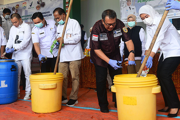 Sebanyak 323 item produk senilai Rp 179 juta lebih dimusnahkan di halaman Kantor Balai Besar Pengawasan Obat dan Makanan (BB POM) Palembang.