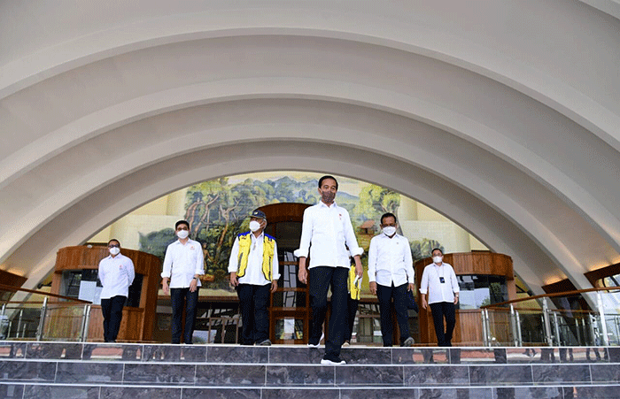 Presiden Joko Widodo meninjau progres renovasi Taman Mini Indonesia Indah (TMII), Selasa (23/8/2022).