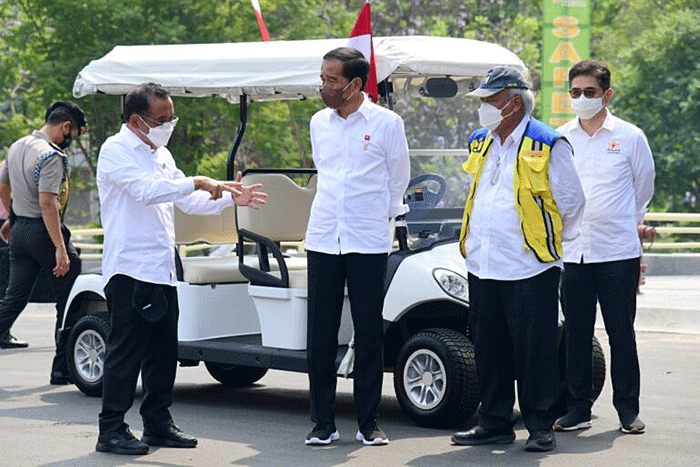 Presiden Joko Widodo meninjau progres renovasi Taman Mini Indonesia Indah (TMII), Selasa (23/8/2022).