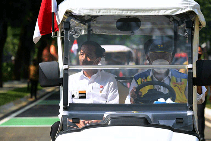 Presiden Joko Widodo meninjau progres renovasi Taman Mini Indonesia Indah (TMII), Selasa (23/8/2022).