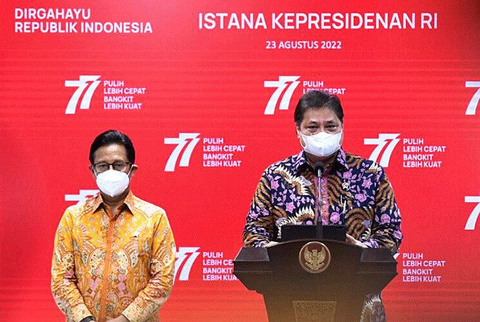 Menko bidang Perekonomian Airlangga Hartarto dalam keterangannya usai melakukan rapat terbatas yang dipimpin oleh Presiden Joko Widodo di Istana Merdeka.