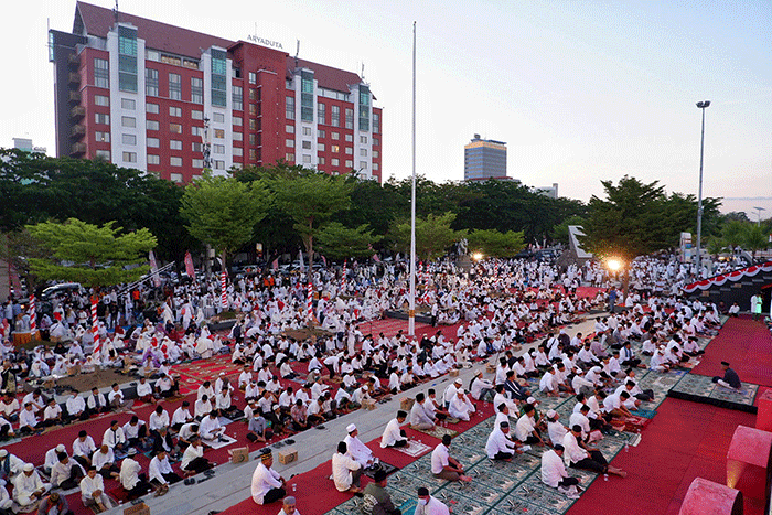 Gerakan Analog Switch Off (ASO) usai menunaikan shalat subuh berjamaah di Anjungan City of Makassar, Selasa (23/8/2022).