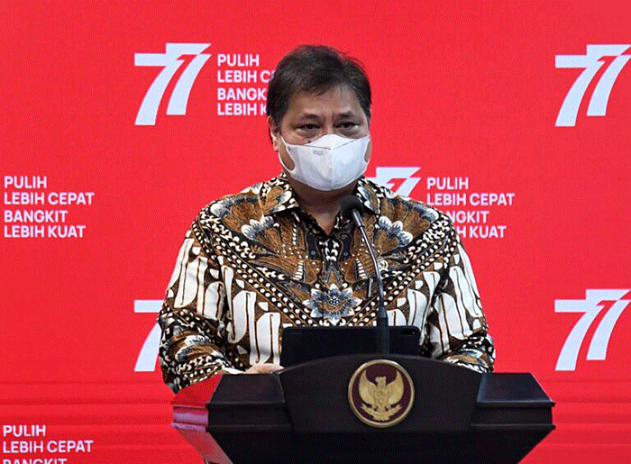 Menko Perekonomian Airlangga Hartarto (kanan) dan Menteri Investasi Bahlil Lahadalia memberikan keterangan pers usai mengikuti rapat terbatas.