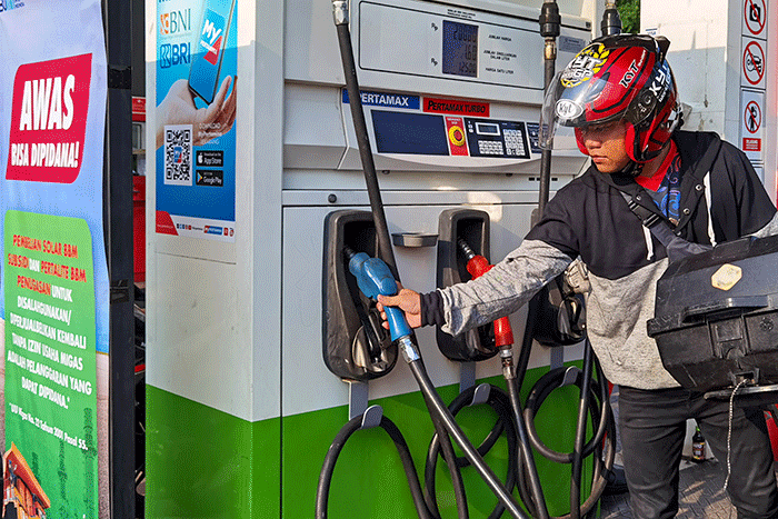 Pengendara motor saat mengisi bahan bakar minyak di SPBU kawasan Jakarta Barat, Kamis (25/8/2022).