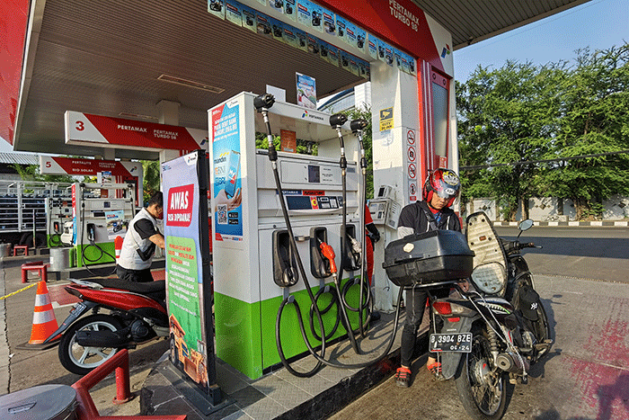 Pengendara motor saat mengisi bahan bakar minyak di SPBU kawasan Jakarta Barat, Kamis (25/8/2022).