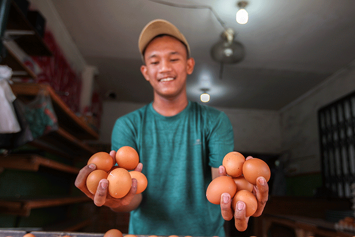 Pedagang telur saat merapikan dagangannya di kawasan Jakarta Timur, Kamis (25/8/2022).