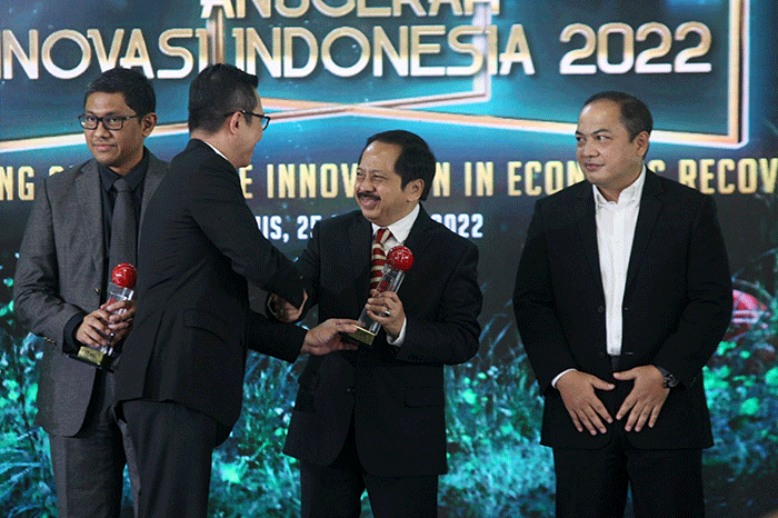 Direktur Utama PT Smartfren Telecom Tbk, Merza Fachys (ketiga kiri) menerima penghargaan IDX Channel Anugerah Inovasi Indonesia 2022.