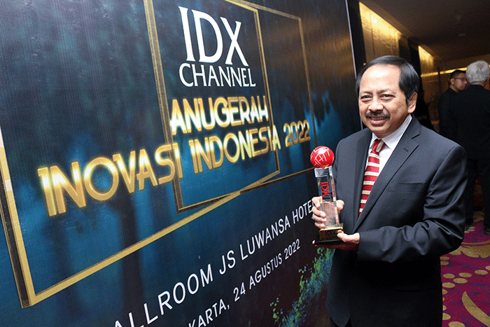 Direktur Utama PT Smartfren Telecom Tbk, Merza Fachys (ketiga kiri) menerima penghargaan IDX Channel Anugerah Inovasi Indonesia 2022.