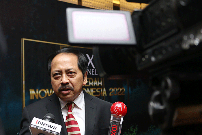 Direktur Utama PT Smartfren Telecom Tbk, Merza Fachys (ketiga kiri) menerima penghargaan IDX Channel Anugerah Inovasi Indonesia 2022.