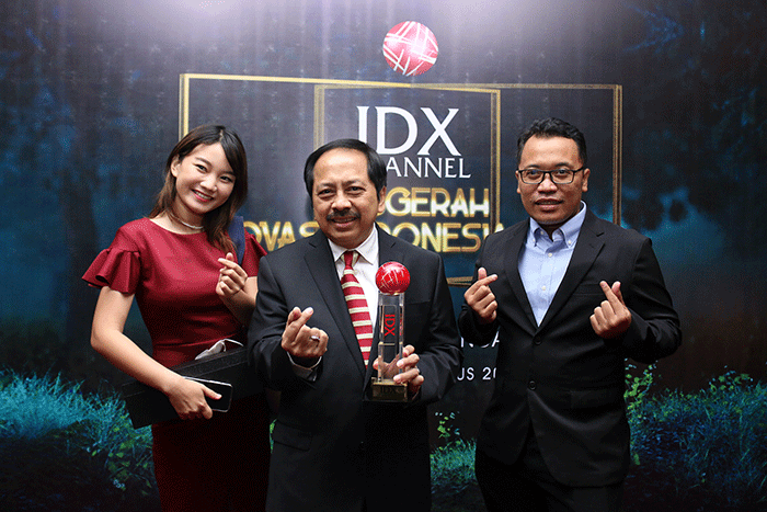 Direktur Utama PT Smartfren Telecom Tbk, Merza Fachys (ketiga kiri) menerima penghargaan IDX Channel Anugerah Inovasi Indonesia 2022.