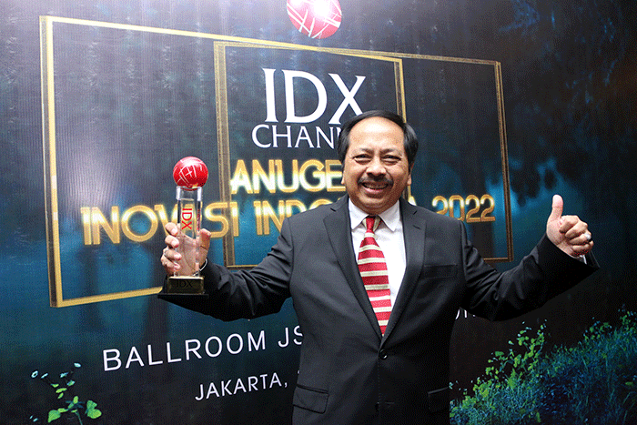 Direktur Utama PT Smartfren Telecom Tbk, Merza Fachys (ketiga kiri) menerima penghargaan IDX Channel Anugerah Inovasi Indonesia 2022.