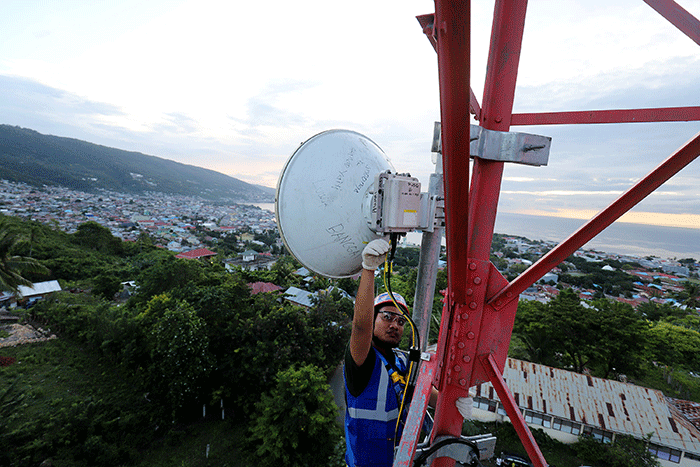 Teknisi XL Axiata sedang melakukan pemeriksaan perangkat BTS 4G di atas tower yang berada di Luwuk, Kabupaten Banggai, Sulawesi Tengah, Rabu (24/8/2022).