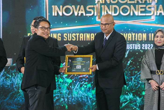 Direktur Operasional IDX Channel Masirom (kiri) saat berfoto bersama sejumlah perwakilan perusahaan penerima Penghargaan ICAII 2022 di Jakarta.
