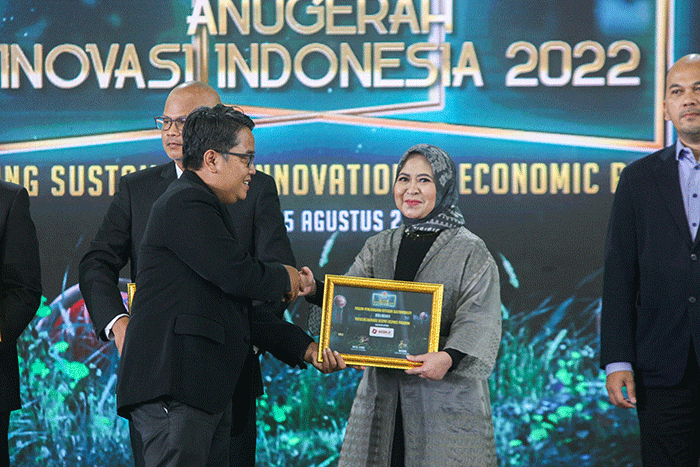 Direktur Operasional IDX Channel Masirom (kiri) saat berfoto bersama sejumlah perwakilan perusahaan penerima Penghargaan ICAII 2022 di Jakarta.